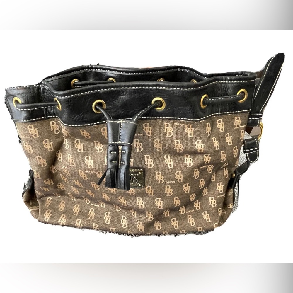 B Brentano bag. Color:brown. Adjustable shoulder strap.